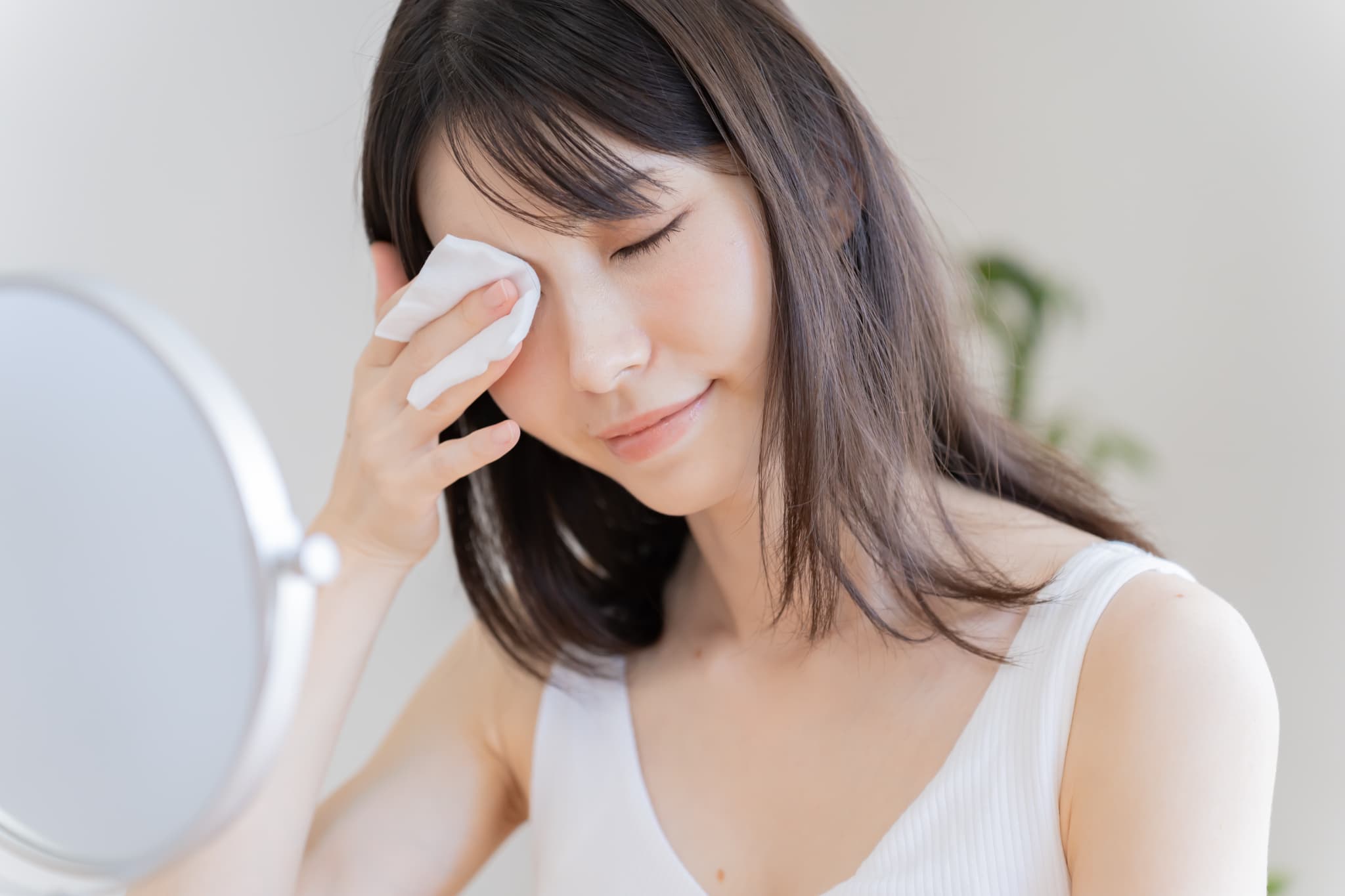 拭き取り化粧水はクレンジング代わりに使える？正しいクレンジング方法や注意点を解説